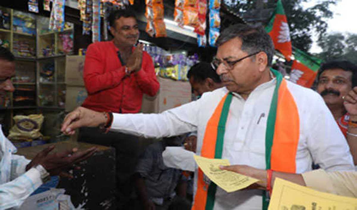 मोदी के अभिनंदन कार्यक्रम को ऐतिहासिक बनाने के लिए बांटे गए पीले चावल